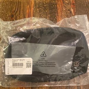 Lululemon everywhere belt bag black